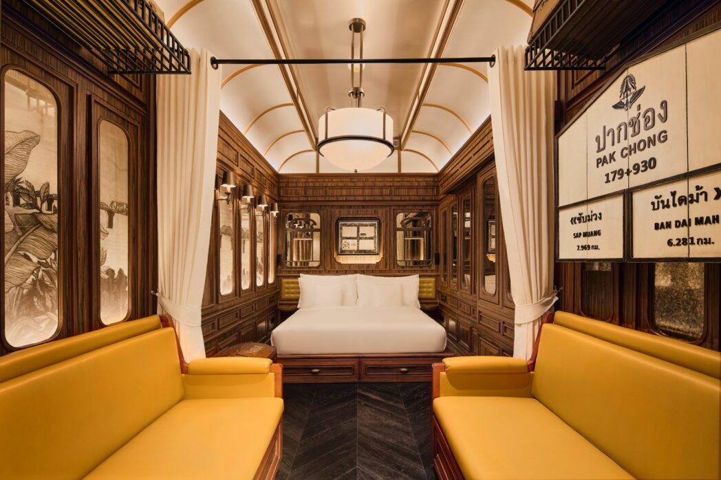 ห้องสวีทโรงแรมในธีมรถไฟสีน้ำตาลและขาวกับที่นั่งสีทองที่ อินเตอร์คอนติเนนตัล เขาใหญ่ รีสอร์ท